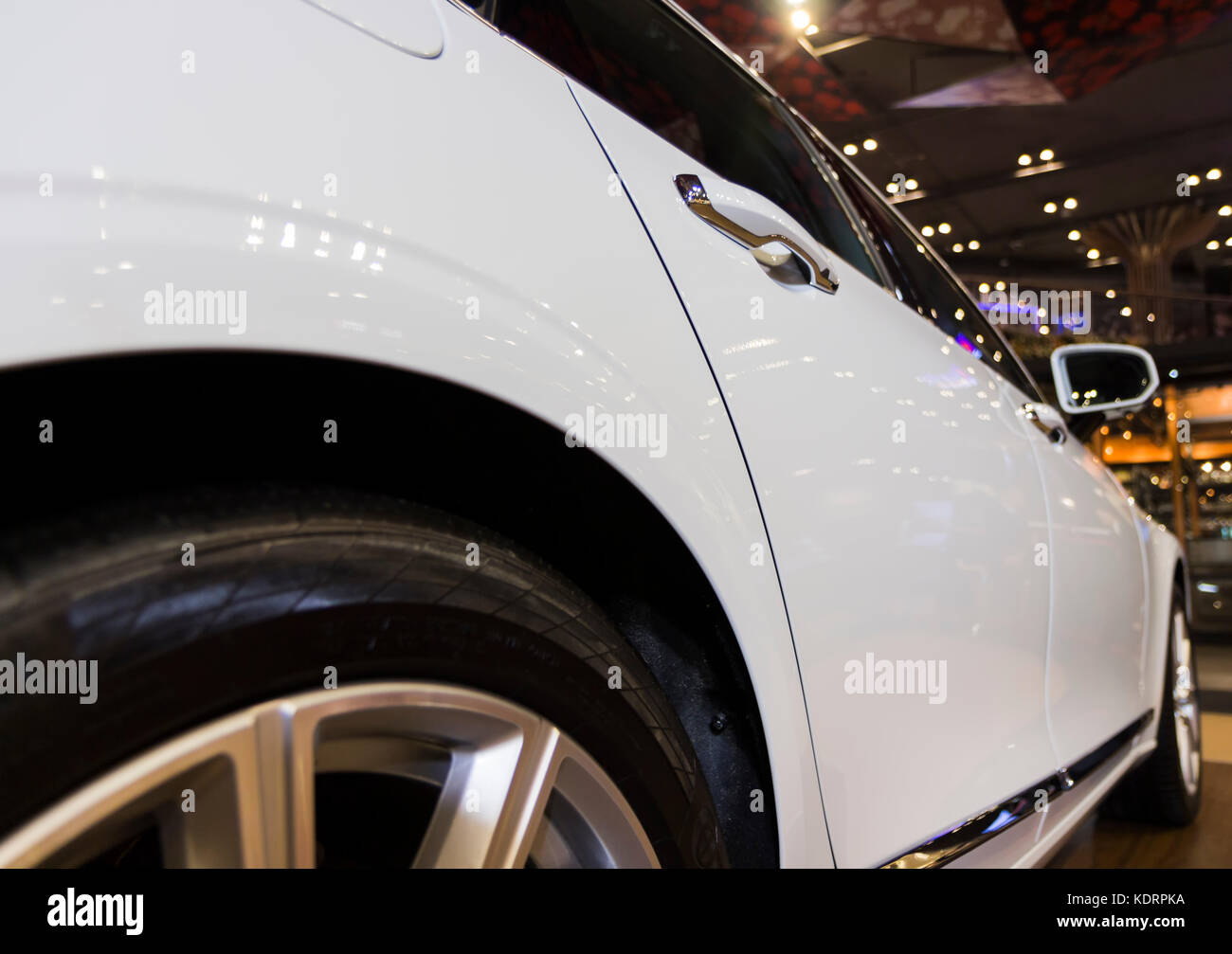 Ruota del moderno ed elegante vettura ; messa a fuoco selettiva Foto Stock