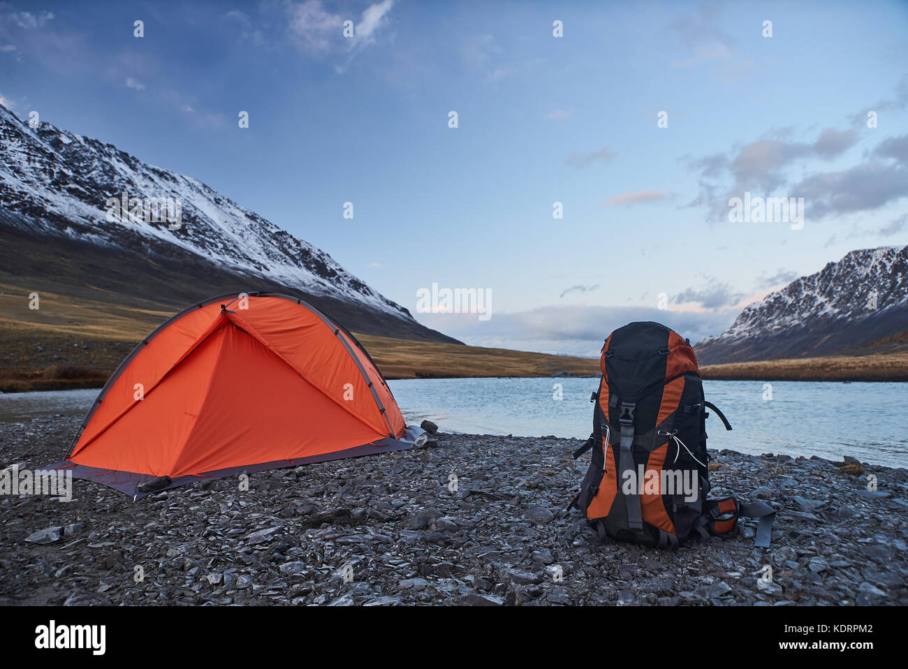 Tenda con zaino in montagna Foto Stock