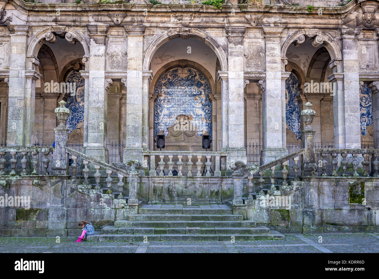 Piastrelle Azulejo di loggia barocca alla facciata laterale della cattedrale se cattolica romana nella città di Porto sulla penisola iberica in Portogallo Foto Stock