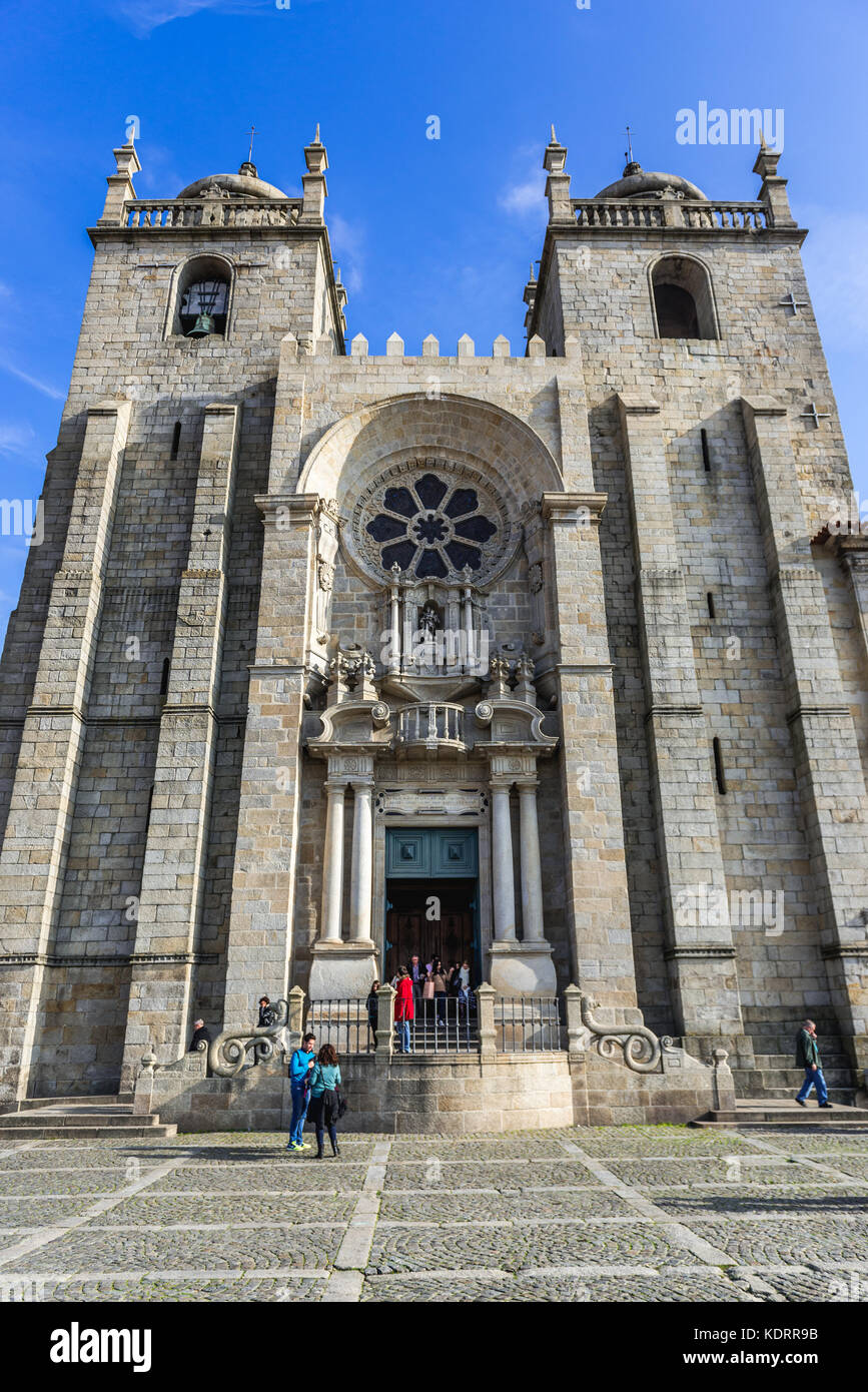 Facciata fronta del cattolica romana Se Cathedral in Porto città sulla Penisola Iberica, la seconda più grande città in Portogallo Foto Stock