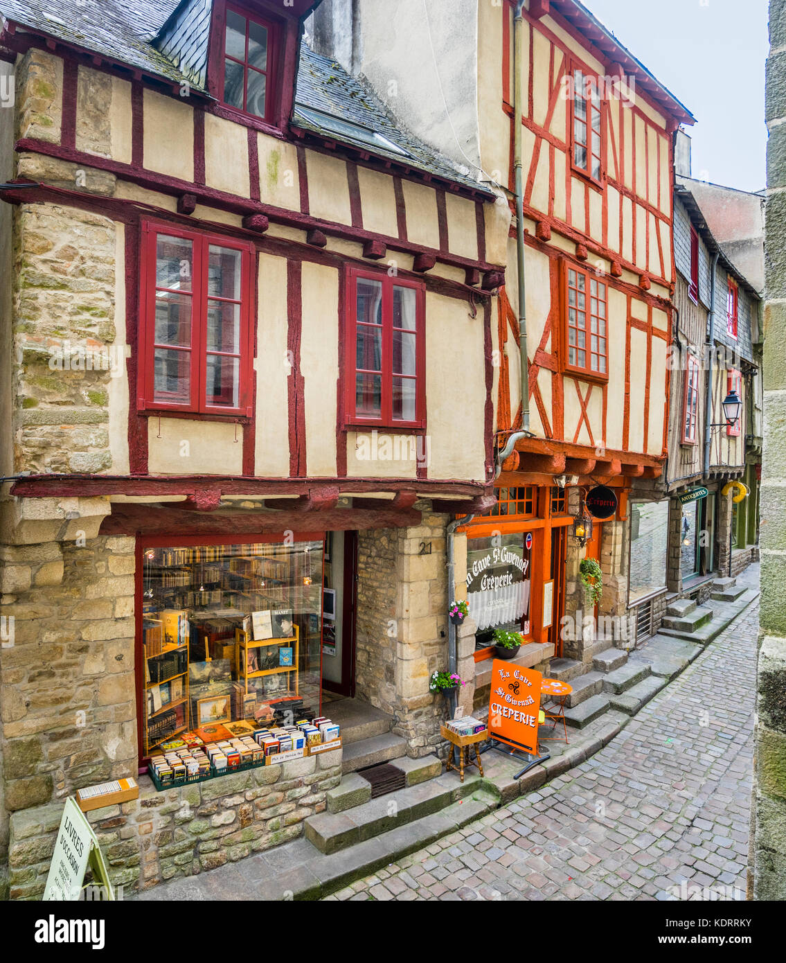 Francia, Bretagna Morbihan, Vannes, 21 Rue Saint-Guenhaël, attentamente medievale restaurata con travi di legno case di fronte la Cattedrale di Vannes in lastricato R Foto Stock