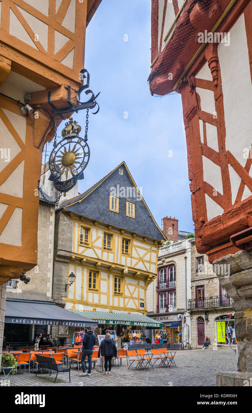 Francia, Bretagna Morbihan, Vannes, medievale in legno vecchie case di città a Place Henri IV Foto Stock