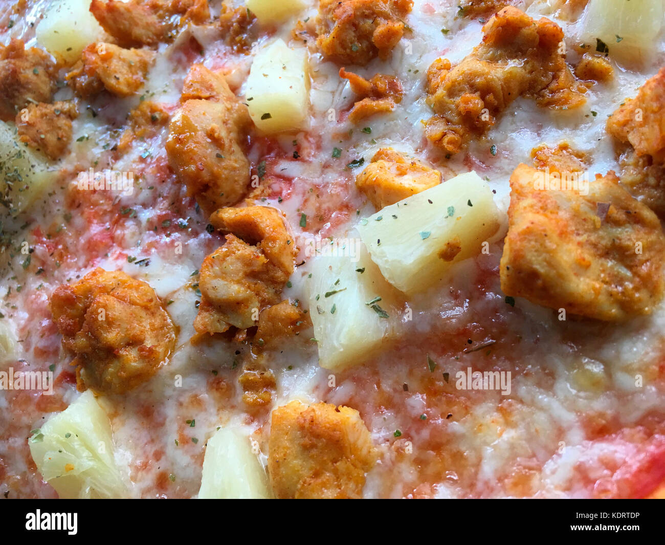 Close up dei condimenti su una pizza hawaiano Foto Stock