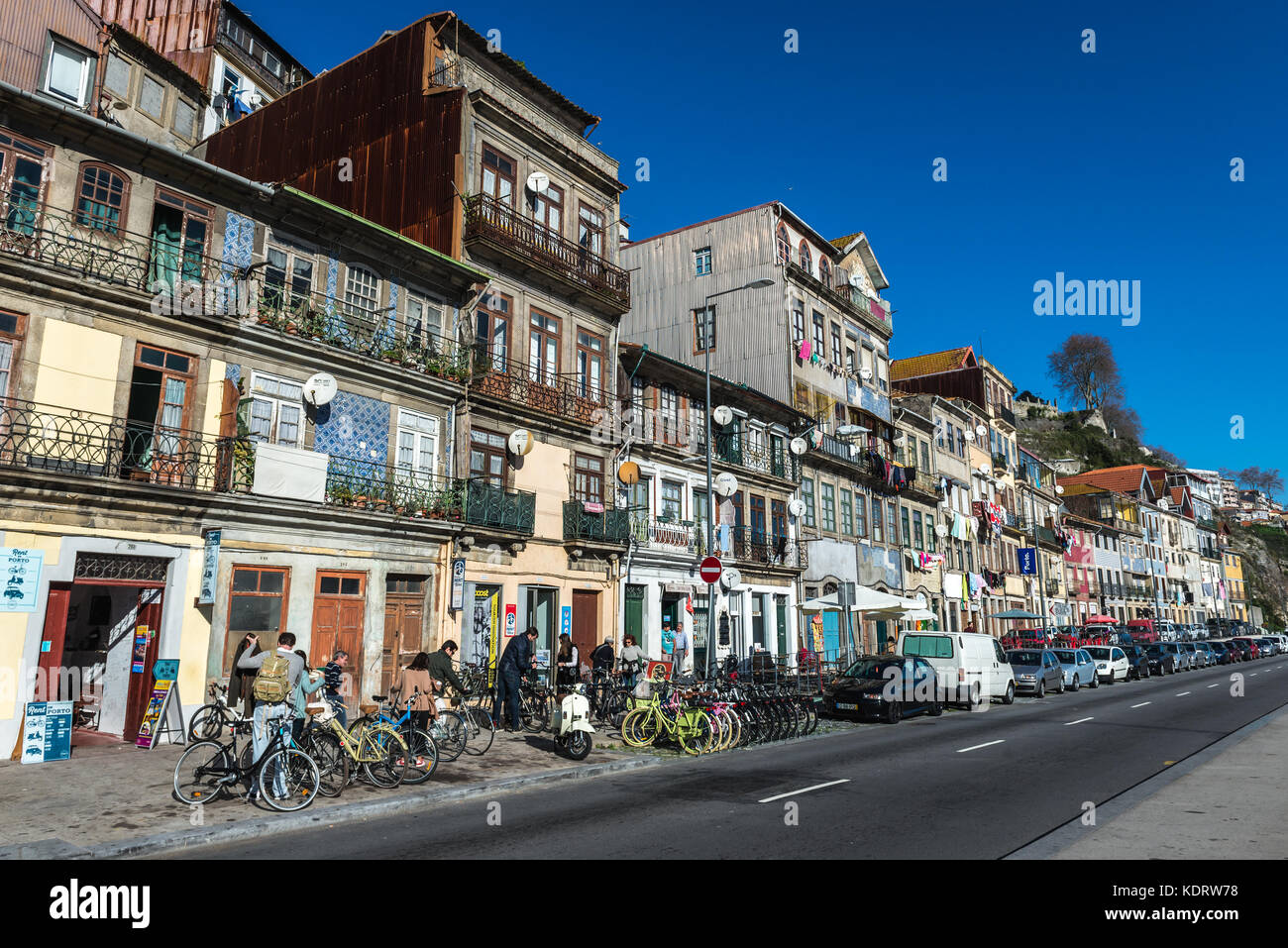 Rua da Ribeira Negra strada nella città di Porto sulla penisola iberica, seconda città più grande del Portogallo Foto Stock