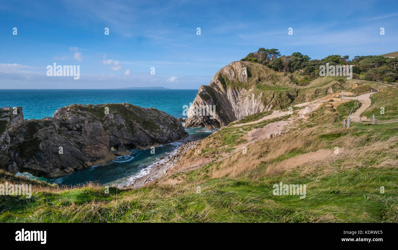 Foro di scale nelle vicinanze Lulworth Cove nel Dorset che mostra la piegatura degli strati di calcare noto come Lulworth crumple. Inghilterra, Regno Unito Foto Stock