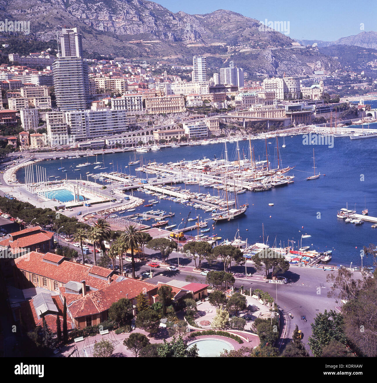 Anni sessanta, storico vista aerea del porto Ercole con barche e yacht ormeggiati fino al Monte Carlo, Francia. In primo piano le strade utilizzate per il Grand Prix di Monaco che va intorno al porto. Foto Stock