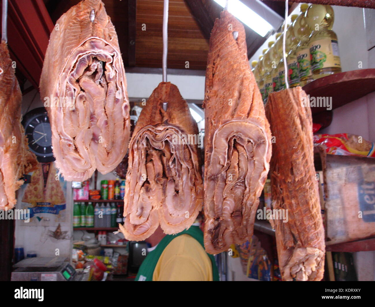 Ver-o-mercato in pesos, appeso salate e secche pirarucu pesce Foto Stock