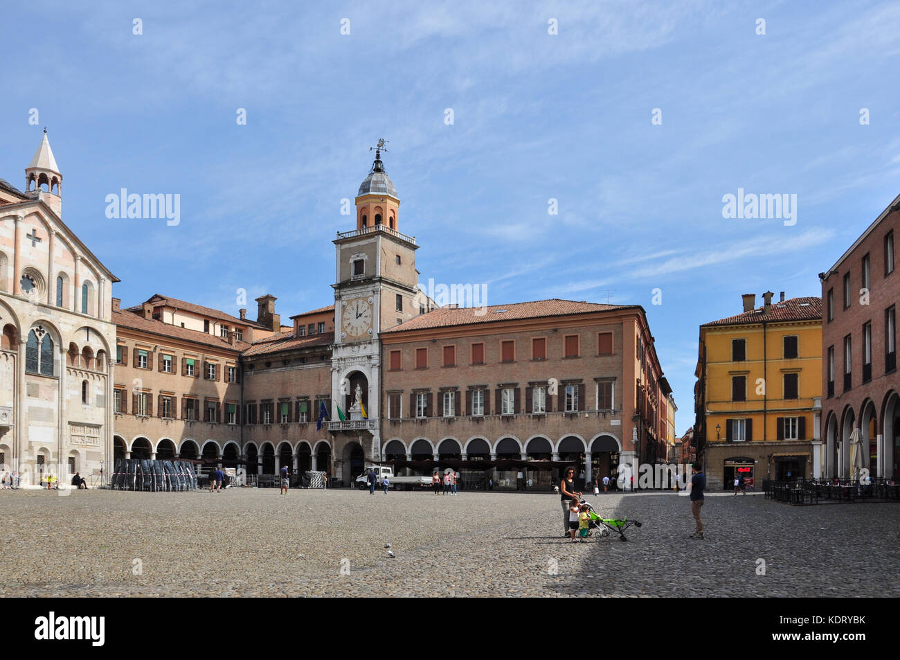 Edifici attorno alla piazza grande, modena, Italia Foto Stock