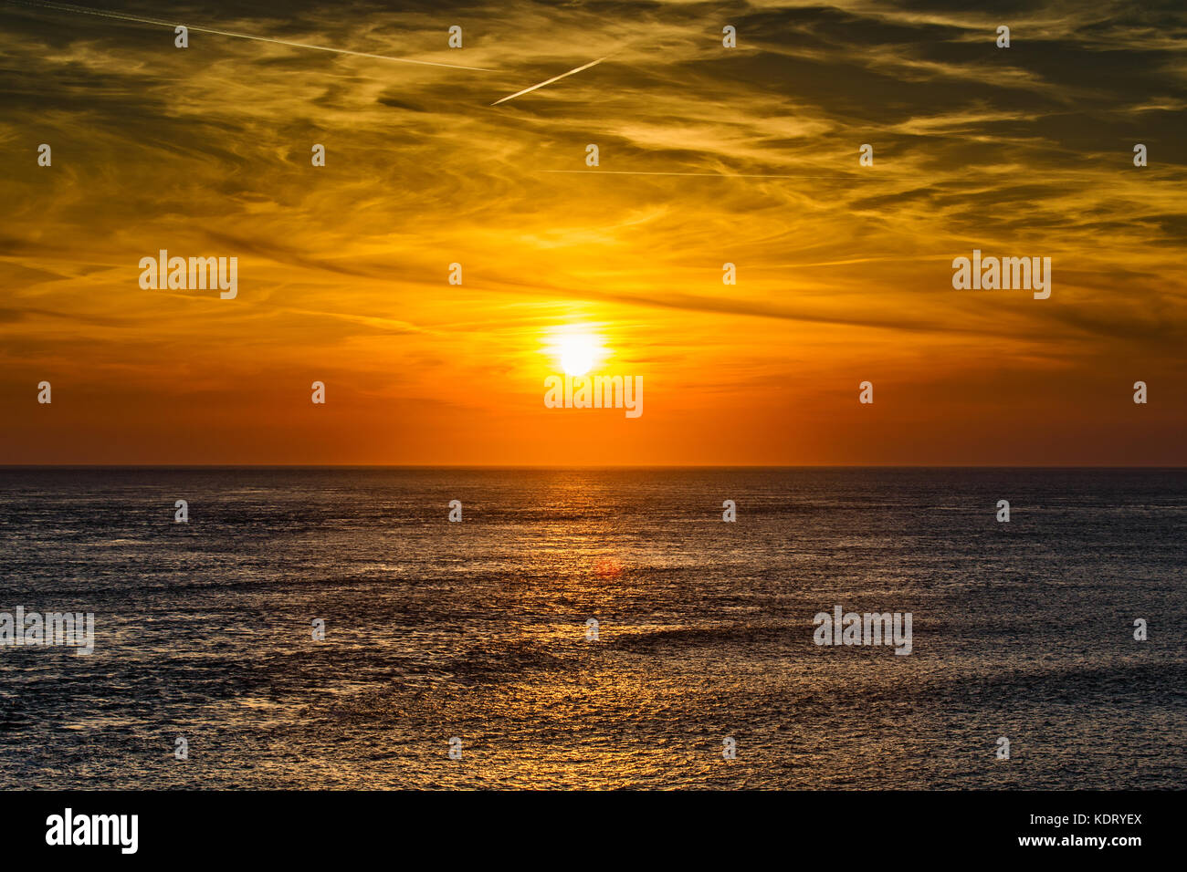 Cielo arancione tramonto sul mare in jersey Foto Stock