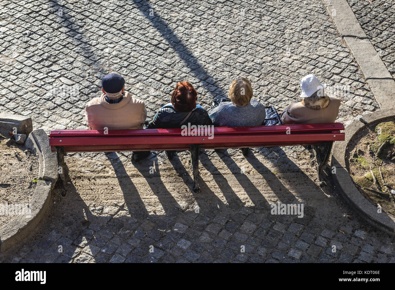 I portoghesi su una panchina su una piccola piazza nella città di Porto, la seconda città più grande del Portogallo Foto Stock