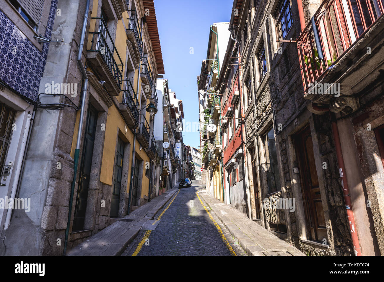 Strada stretta sulla parte vecchia della città di Porto sulla penisola iberica, seconda città più grande del Portogallo Foto Stock