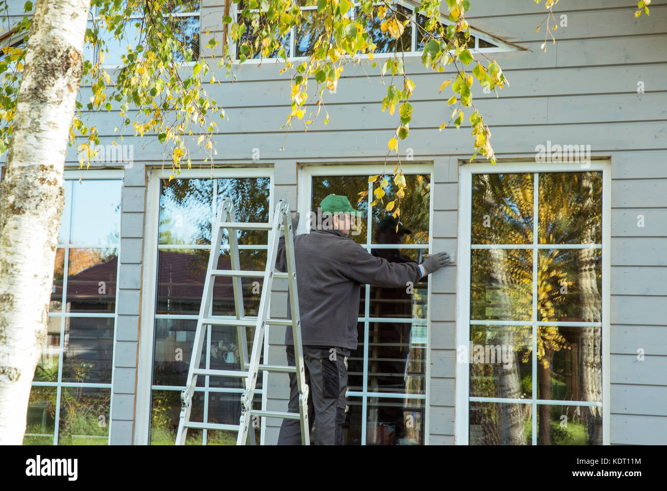 Operaio edile isolante termicamente eco telaio in legno house Foto Stock