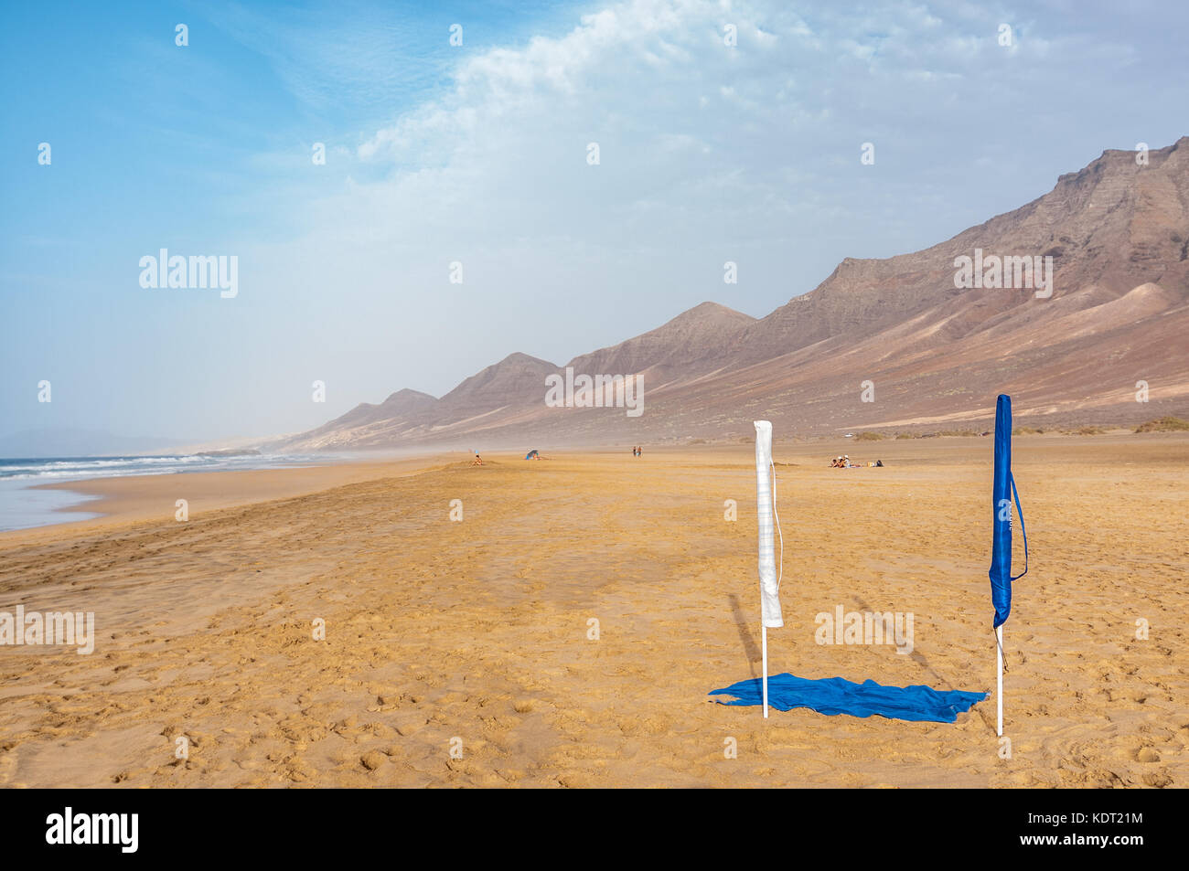 Parasole ripiegati a Spiaggia Cofete, Penisola di Jandia, Fuerteventura, Isole Canarie, Spagna Foto Stock