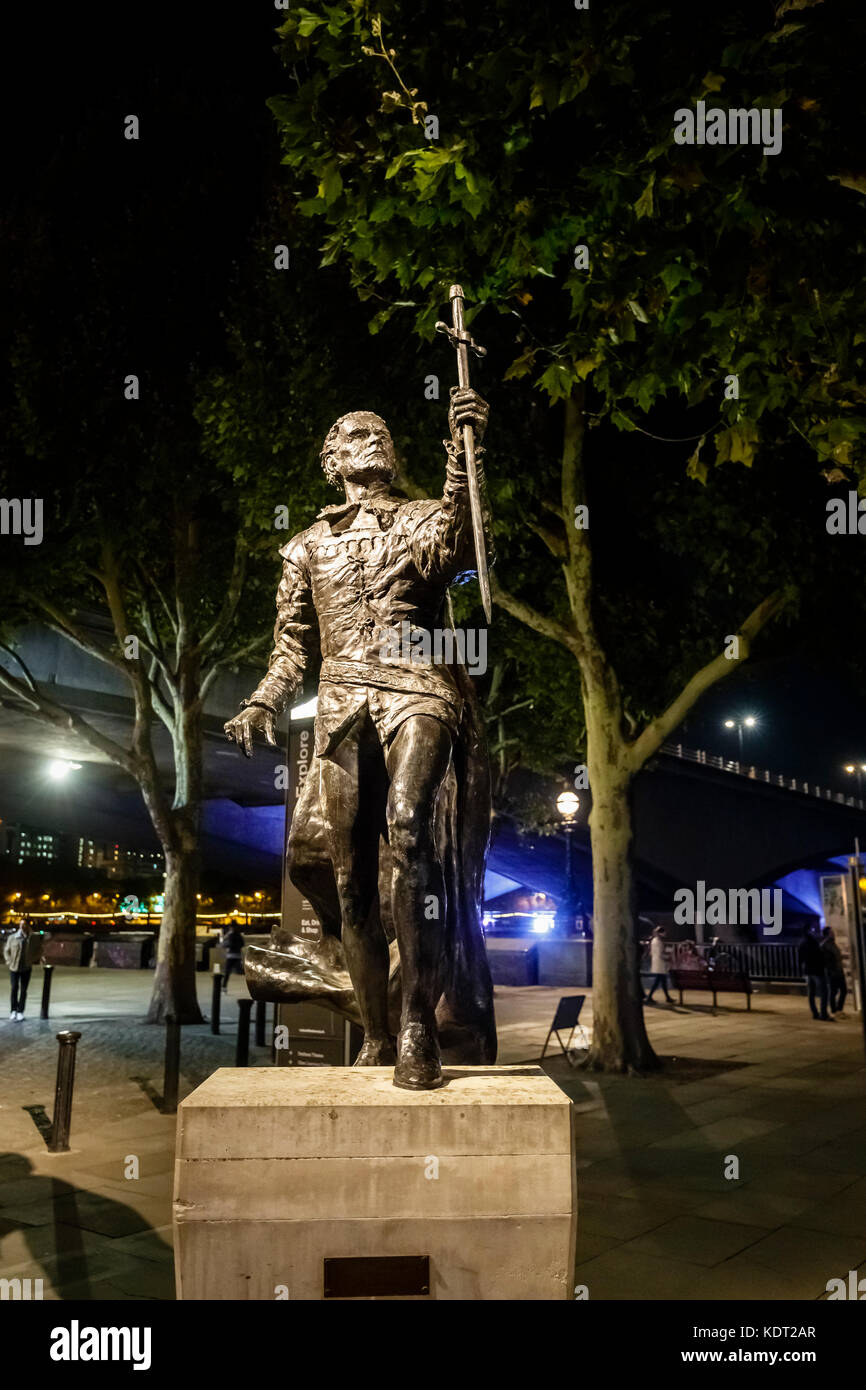 Vista notturna della statua di attore shakespeariano Sir Laurence Olivier come frazione dal Teatro Nazionale sulla banca del sud del terrapieno, London SE1 Foto Stock