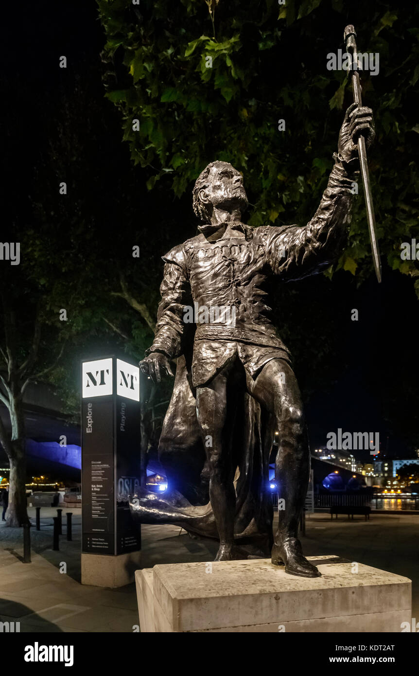 Vista notturna della statua di attore shakespeariano Sir Laurence Olivier come frazione dal Teatro Nazionale sulla banca del sud del terrapieno, London SE1 Foto Stock