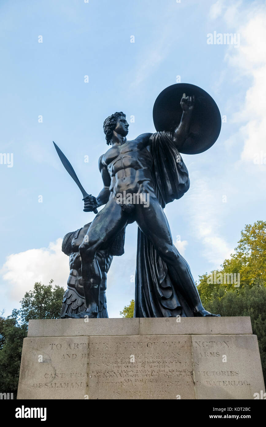 Vista di una grande statua in bronzo di Achille in Hyde Park London W1 eretto in onore di Arthur Wellesley, primo duca di Wellington, iscrizione sul plinto Foto Stock