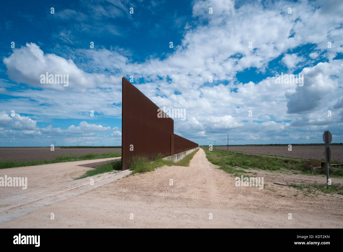 Texas recinzione di confine si trova in cima a una diga vicino al Texas/Messico frontiera. Questa parte del recinto fu costruito durante il George Bush era. La recinzione e dik Foto Stock