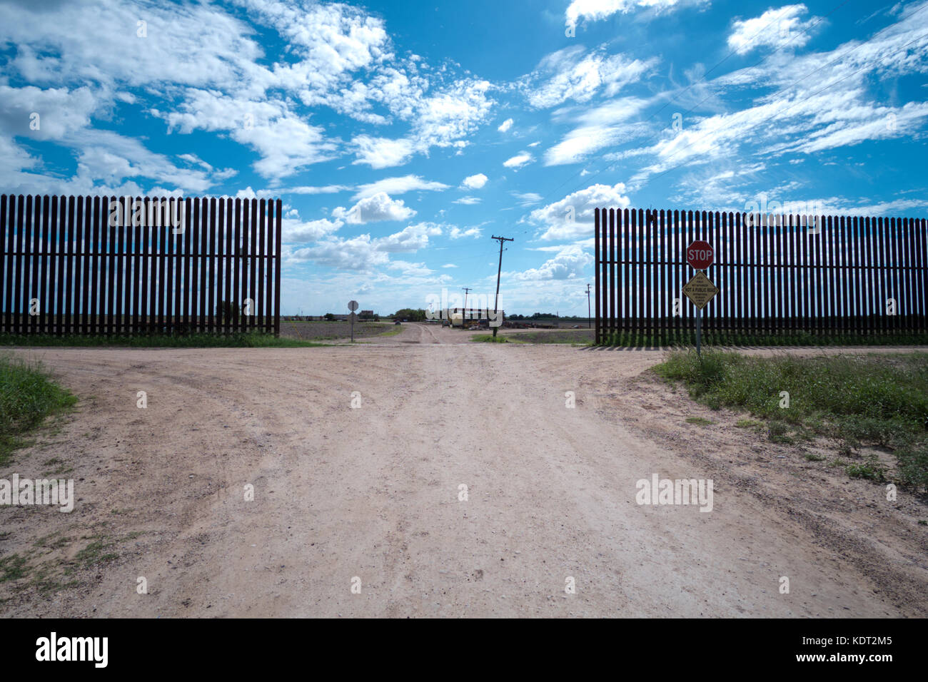 Texas recinzione di confine si trova in cima a una diga vicino al Texas/Messico frontiera. Questa parte del recinto fu costruito durante il George Bush era. La recinzione e dik Foto Stock