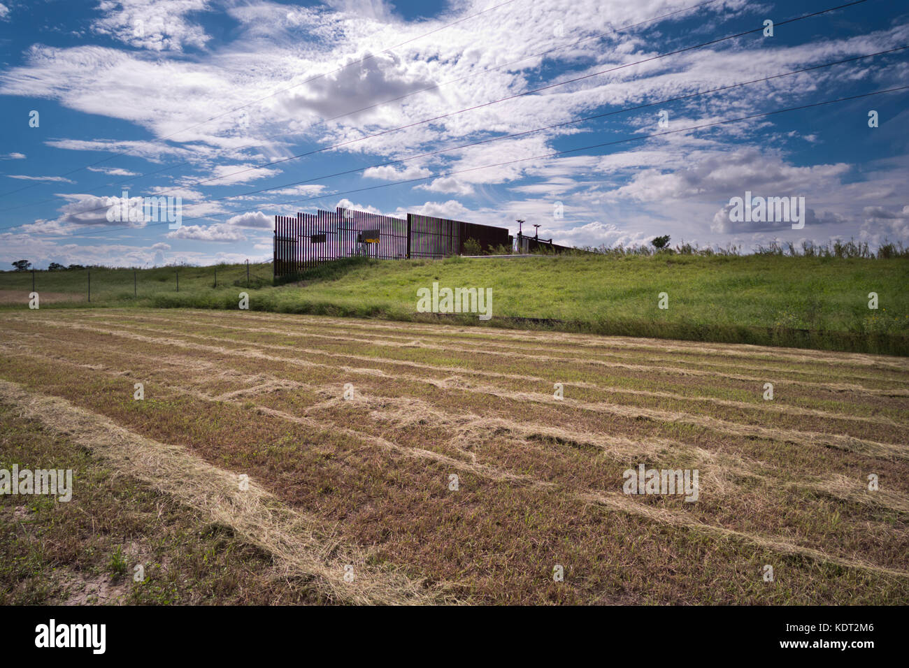 Texas recinzione di confine si trova in cima a una diga vicino al Texas/Messico frontiera. Questa parte del recinto fu costruito durante il George Bush era. La recinzione e dik Foto Stock