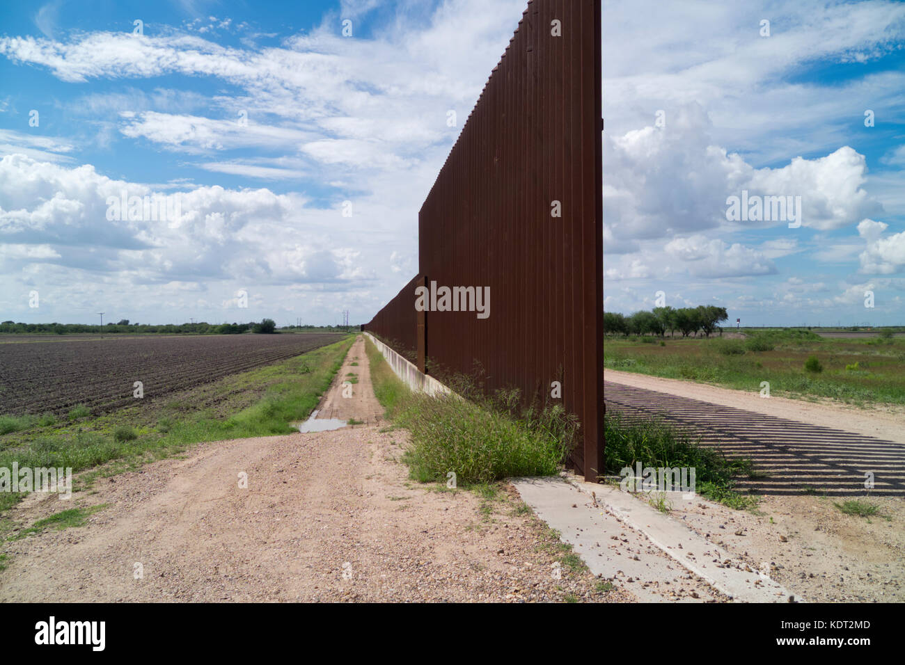 Texas recinzione di confine si trova in cima a una diga vicino al Texas/Messico frontiera. Questa parte del recinto fu costruito durante il George Bush era. La recinzione e dik Foto Stock