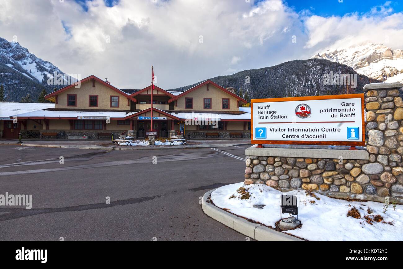Edificio storico della stazione ferroviaria esterno della fermata della ferrovia Rocky Mountaineer Pacific Railway. Parco nazionale di Banff, paesaggio delle Montagne Rocciose, Alberta, Canada Foto Stock