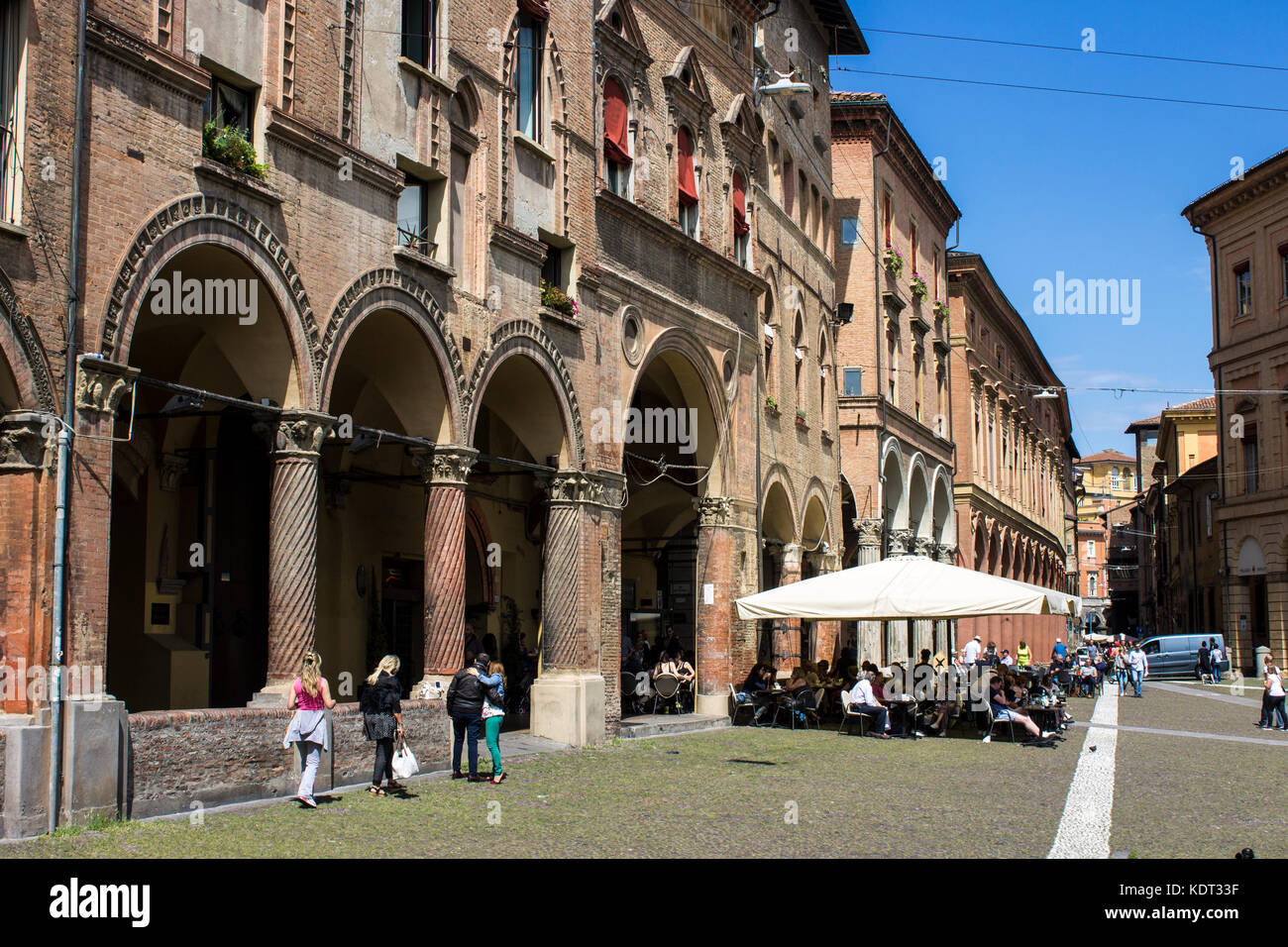 I portici della città medioevale di bologna, Italia, parte dell'unesco liste indicative per il sito del patrimonio mondiale. Foto Stock