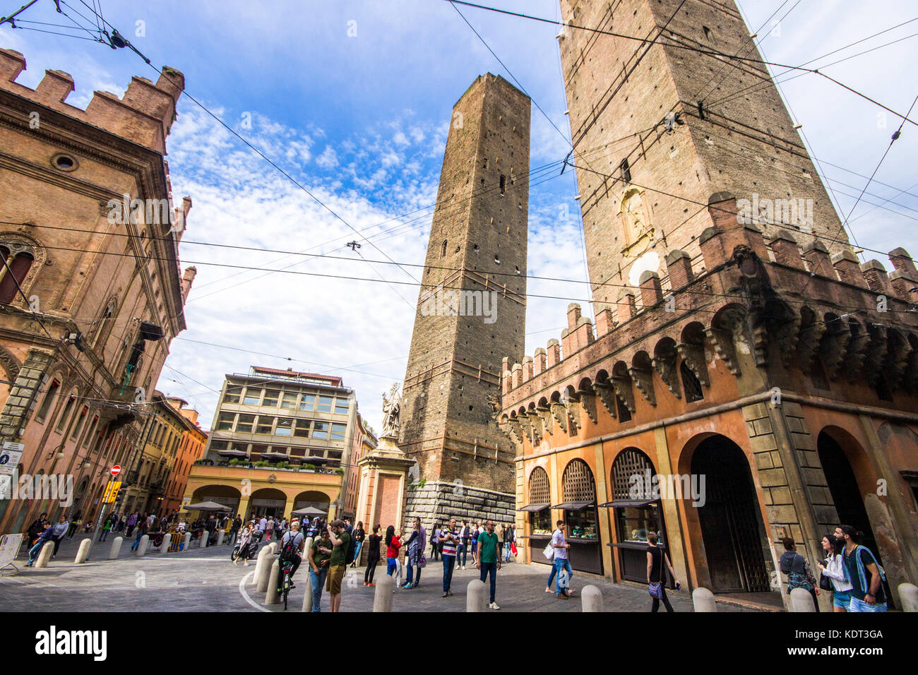 Le due torri pendente di bologna, asinelli e garisenda, le due torri, punti di riferimento della città. Italia Foto Stock