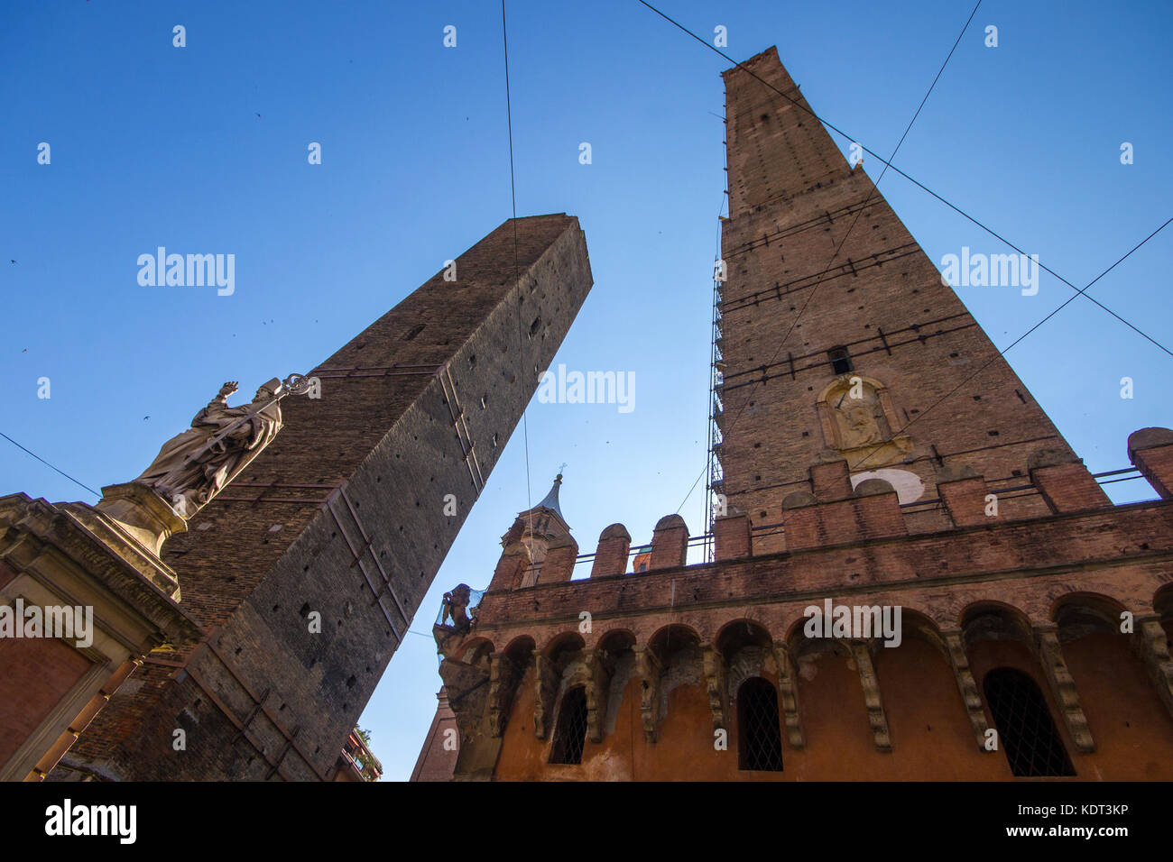 Le due torri pendente di bologna, asinelli e garisenda, le due torri, punti di riferimento della città. Italia Foto Stock