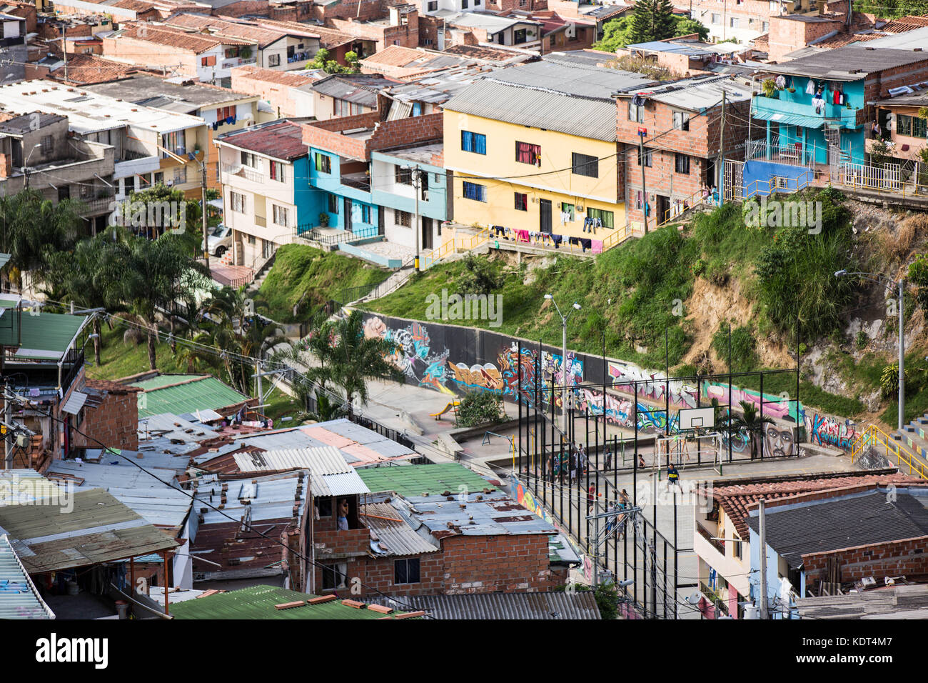 Comuna 13, situato nella zona ovest di Medellin, è venuto un modo lungo poiché era considerata una delle zone più pericolose della città. Foto Stock