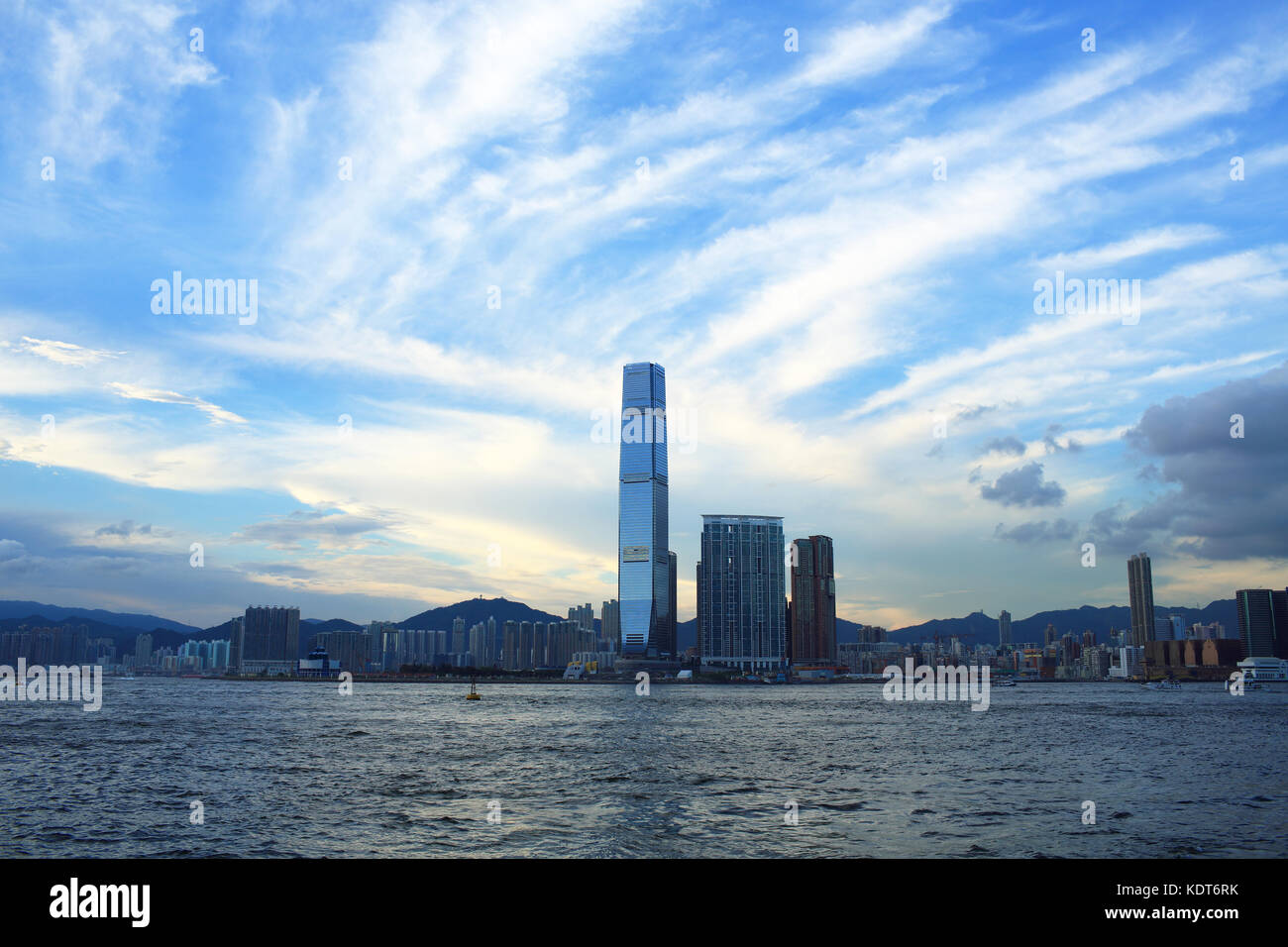 Splendido panorama della città di Victoria Harbour in hong kong con bagliori , International Commerce Centre Foto Stock