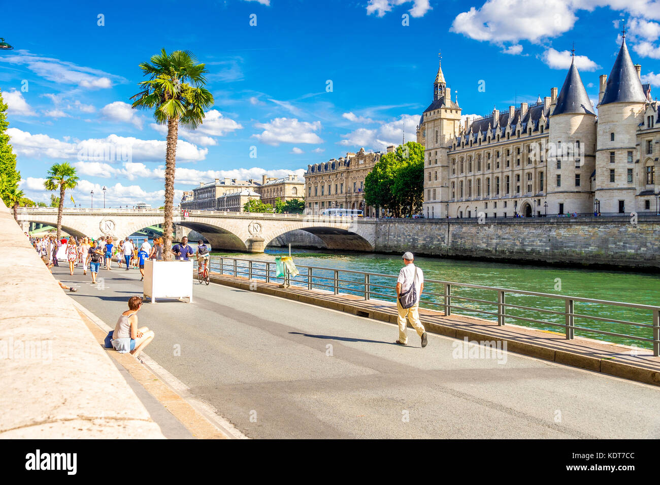 La Senna e la Conciergerie edificio sull'Île de la Cité a Parigi, Francia Foto Stock