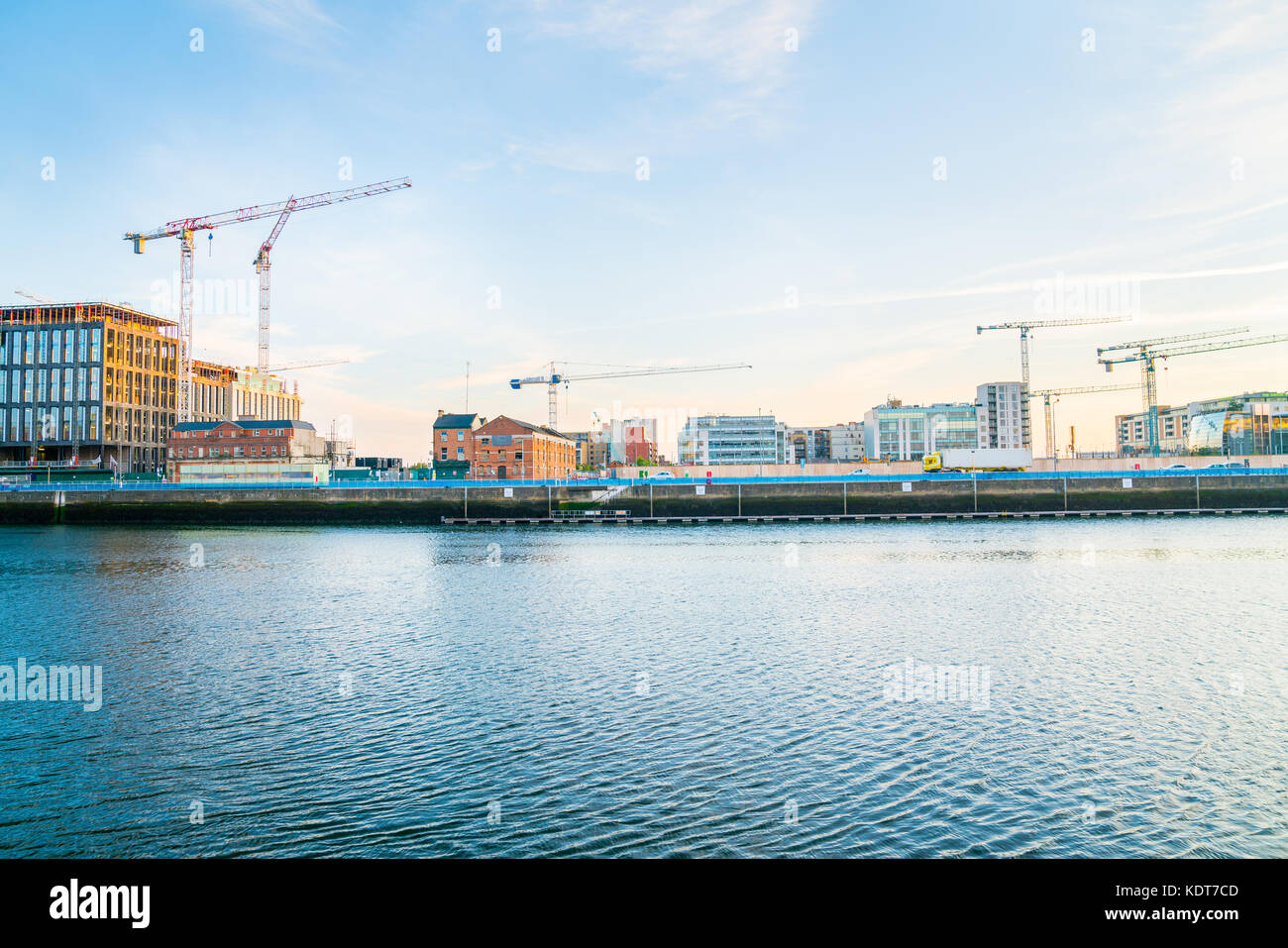 Dublino boom edilizio illustrato in questa mattina presto immagine attraverso il fiume Liffey un array di molo vecchio, moderno, più recenti e edifici underconstruction Foto Stock