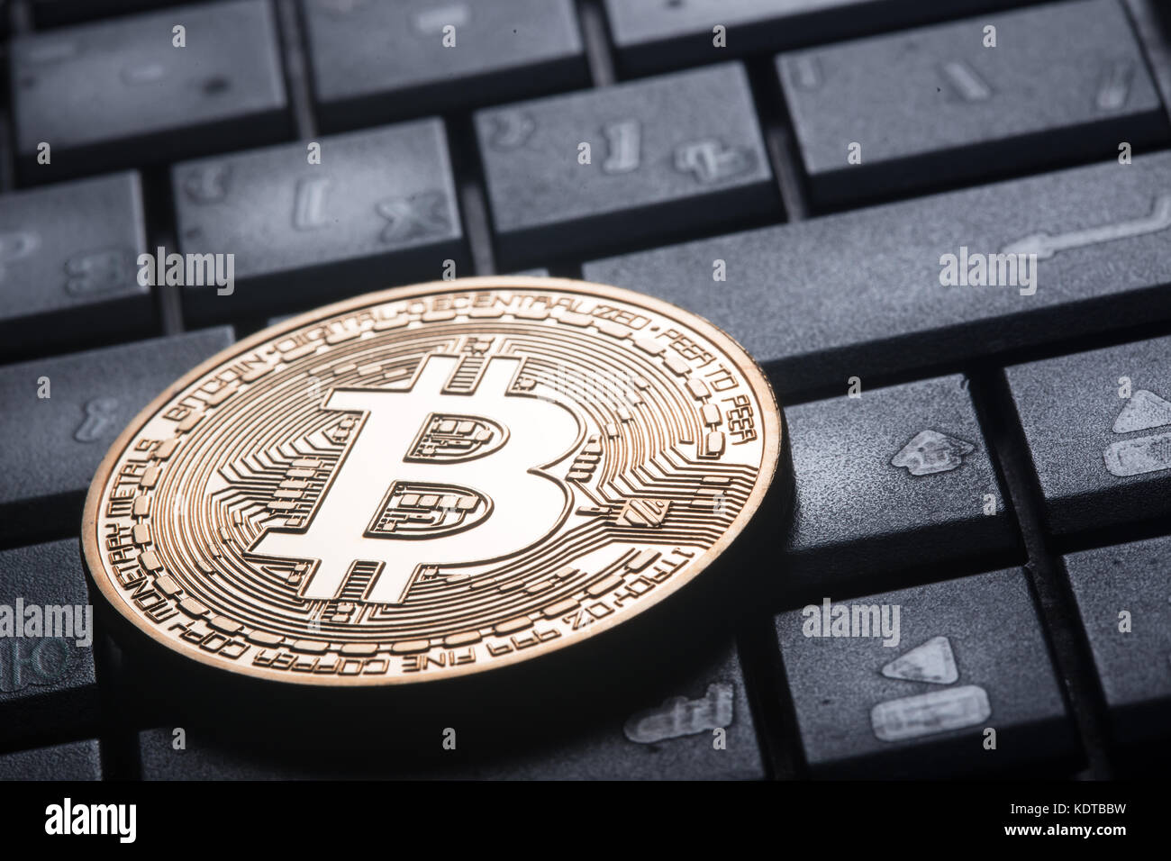 Crypto moneta bitcoin oro sulla tastiera del computer Foto Stock