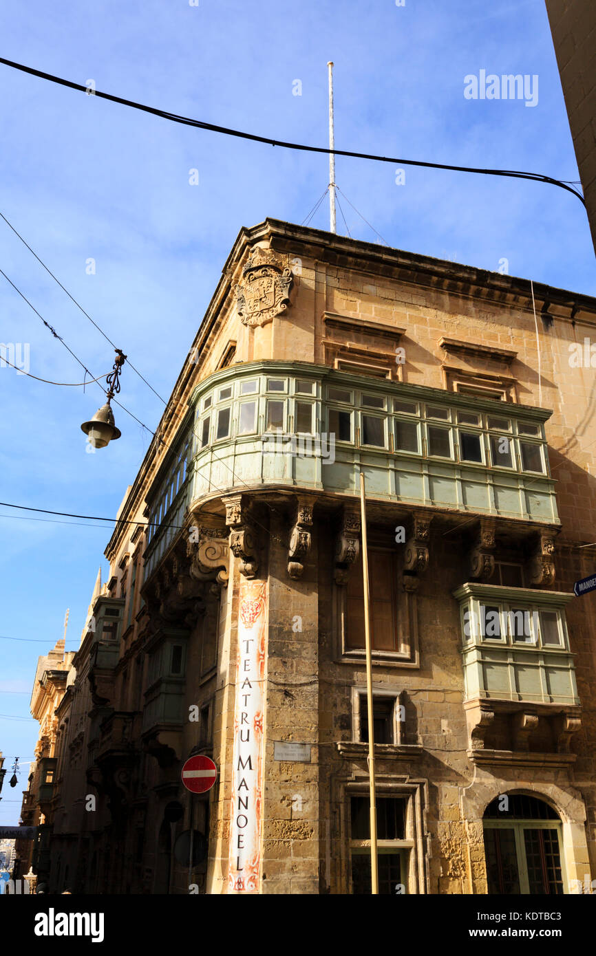 Teatru Manoel, teatro Manoel, con tradizionali balconi maltesi sulle case, Valletta, Floriana, Malta Foto Stock