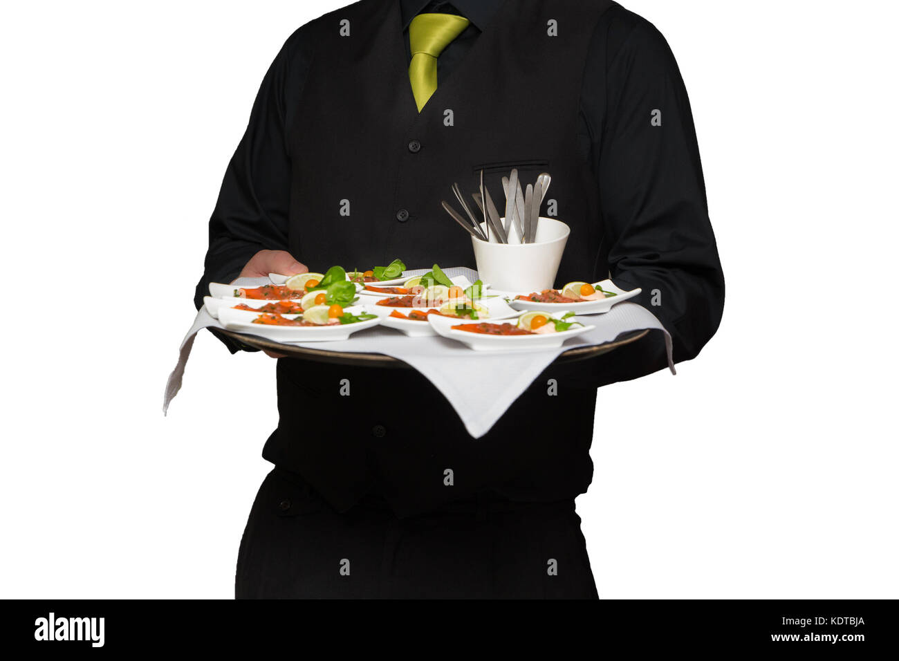 I camerieri indossano il costume nero e cravatta verde che serve cibo sul vassoio, isolato su sfondo bianco Foto Stock