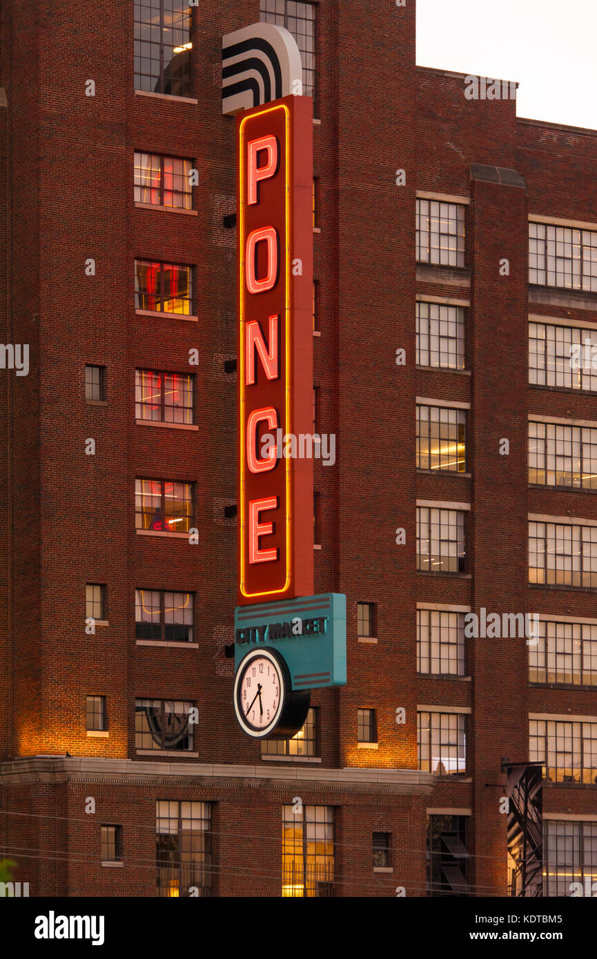Segnaletica al neon al Ponce City Market nel quartiere Old Fourth Ward di Atlanta, Georgia. (USA) Foto Stock