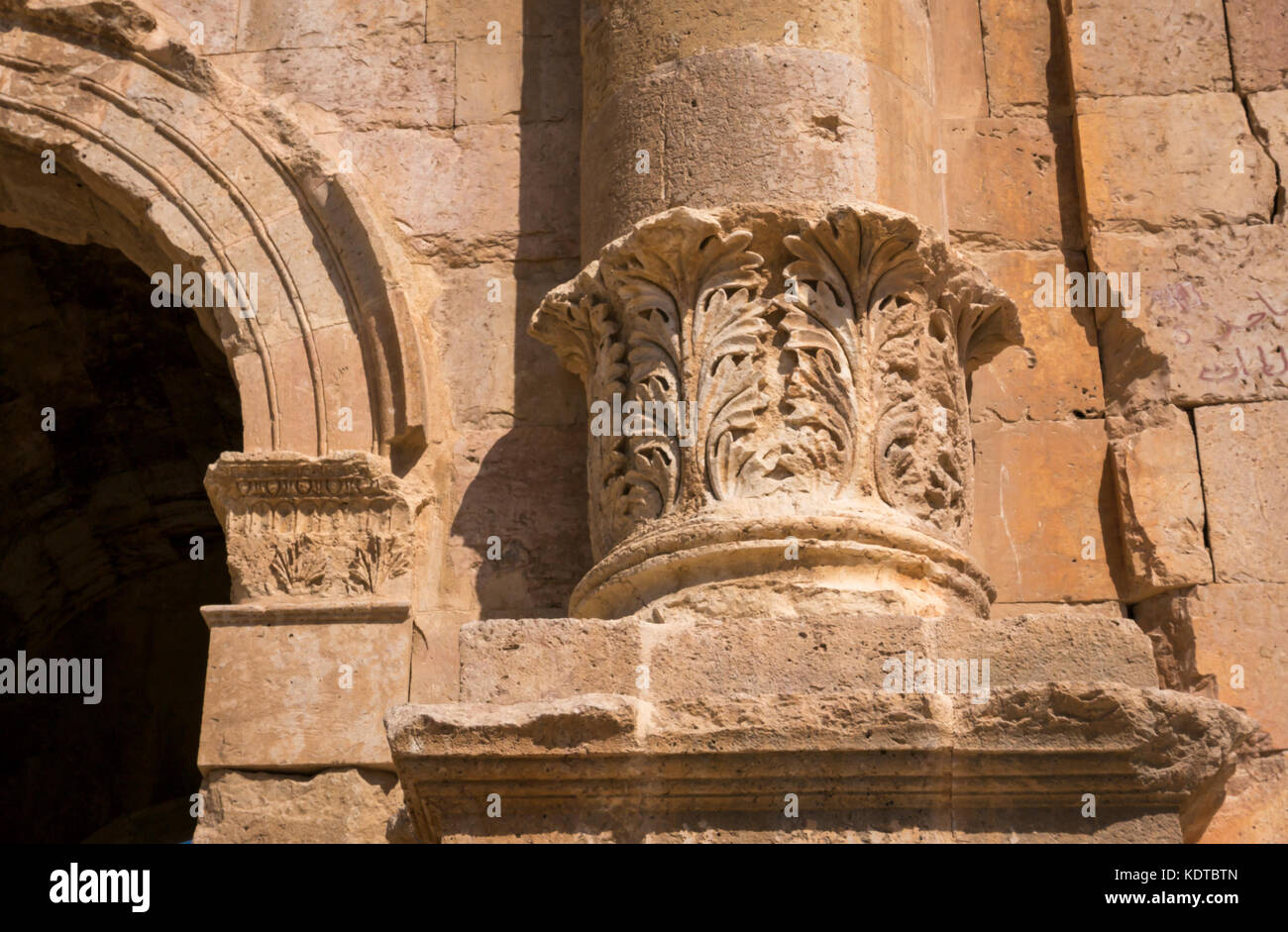 Acanto corinzio dettaglio di l'Arco di Adriano gate, città romana di Jerash, antica Gerasa, sito archeologico nel nord della Giordania, Medio Oriente Foto Stock