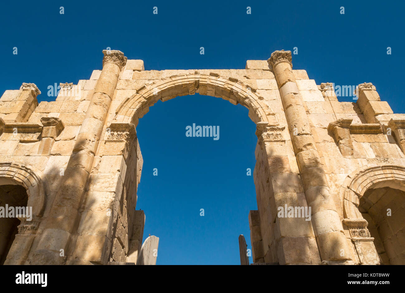 Guardando verso l'alto l'Arco di Adriano gate, lato sud della città romana di Jerash, antica Gerasa, sito archeologico, nel nord della Giordania, Medio Oriente Foto Stock