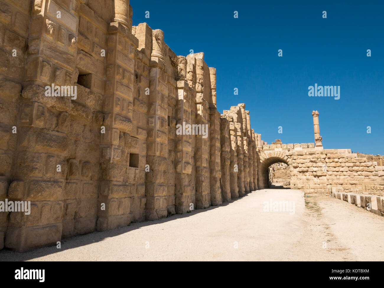 Le mura della città vicino al cancello sud, la città romana di Jerash, antica Gerasa, sito archeologico nel nord della Giordania, Medio Oriente Foto Stock