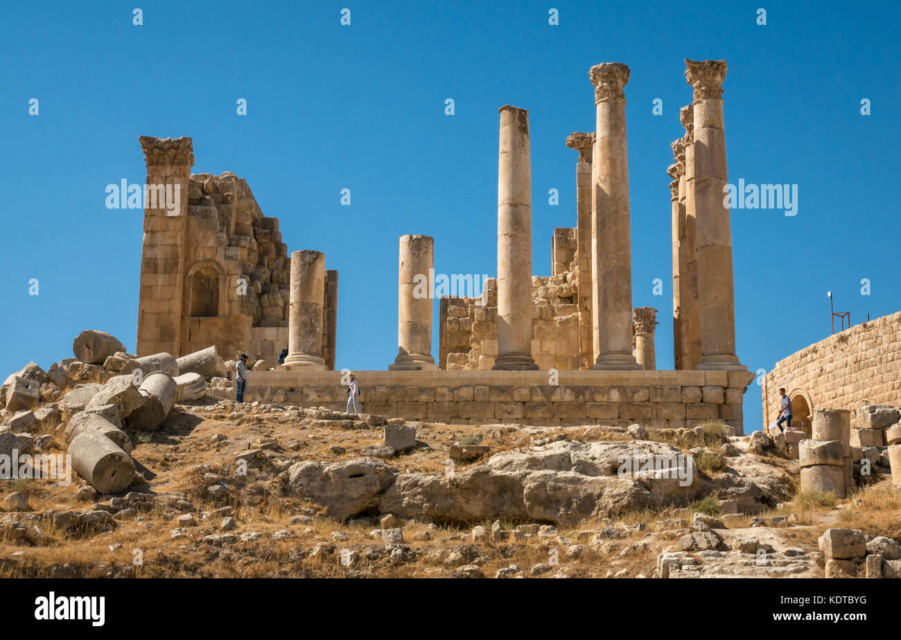 Turistico e guida al Tempio di Zeus, città romana di Jerash, antica Gerasa, sito archeologico, nel nord della Giordania, Medio Oriente Foto Stock