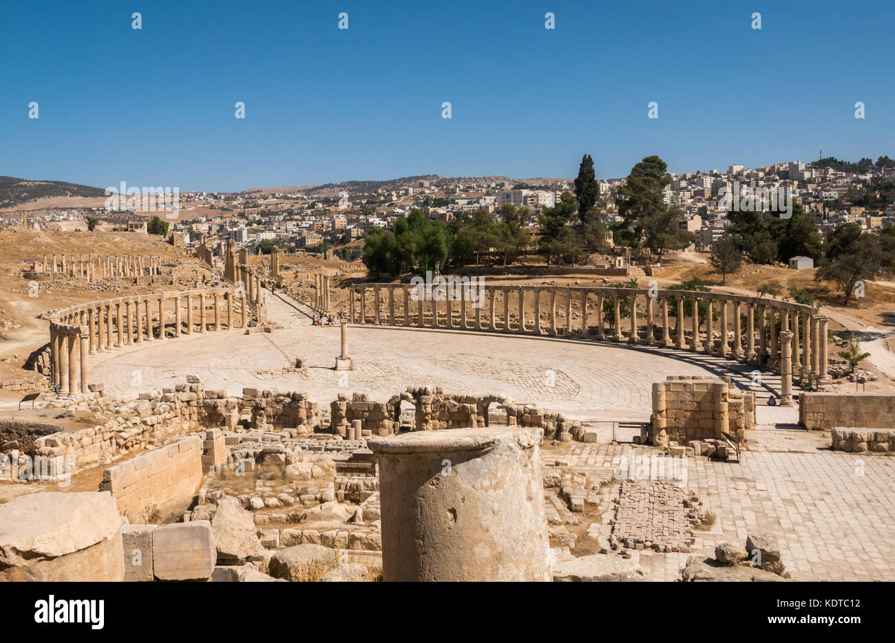 Guardando verso il basso a ovale Plaza e il Cardo dal Tempio di Zeus, città romana di Jerash, antica Gerasa, sito archeologico in Giordania, Medio Oriente Foto Stock