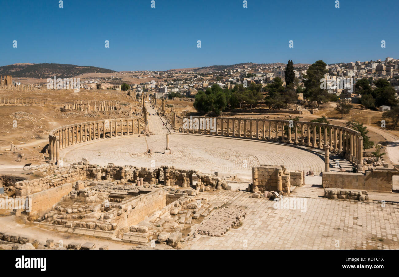 Guardando verso il basso a ovale Plaza e il Cardo dal Tempio di Zeus, città romana di Jerash, antica Gerasa, sito archeologico, Giordania, Medio Oriente Foto Stock
