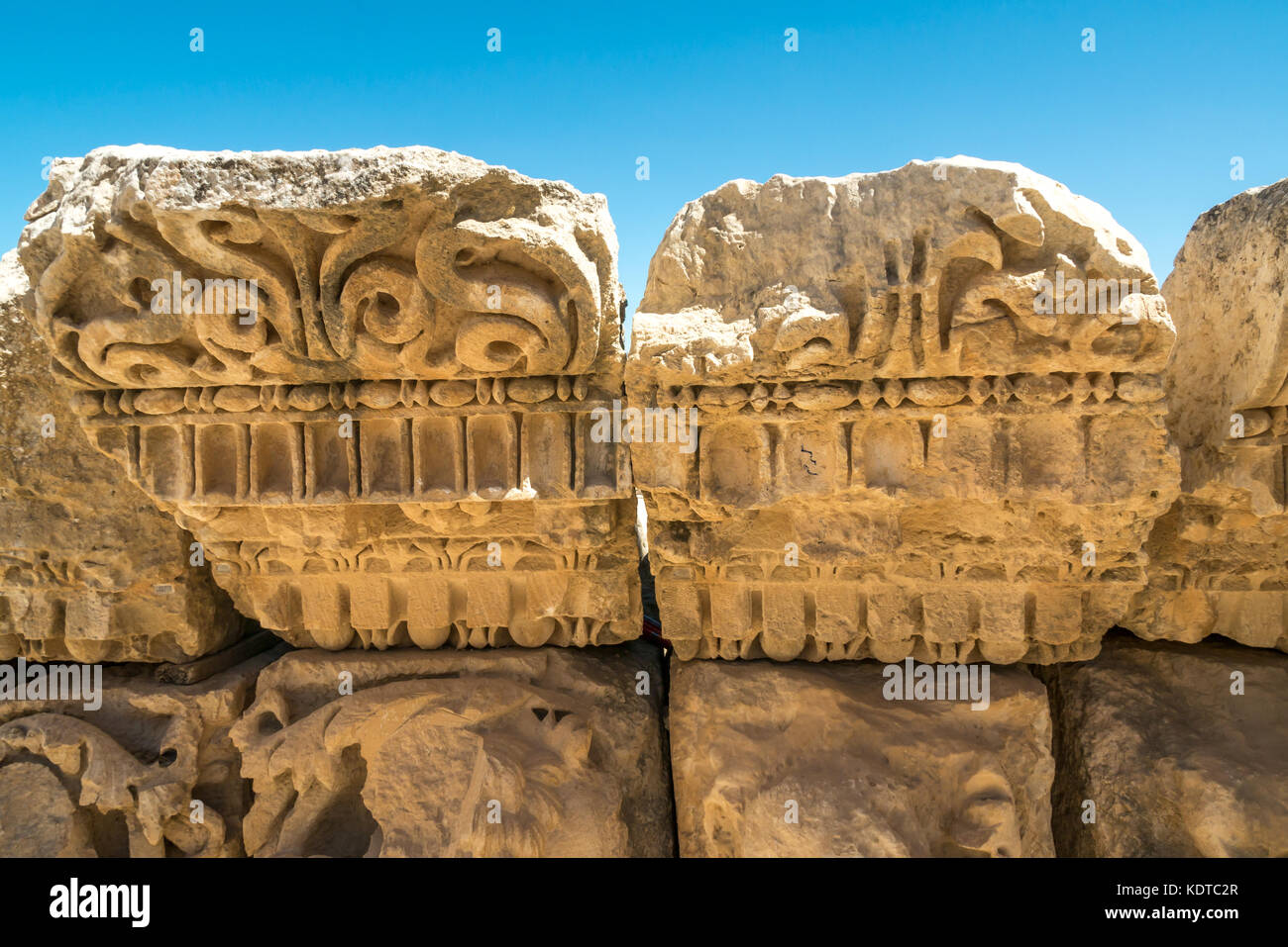 Close up della pietra che intaglia dettaglio decorazione, città romana di Jerash, antica Gerasa, sito archeologico, nel nord della Giordania, Medio Oriente Foto Stock