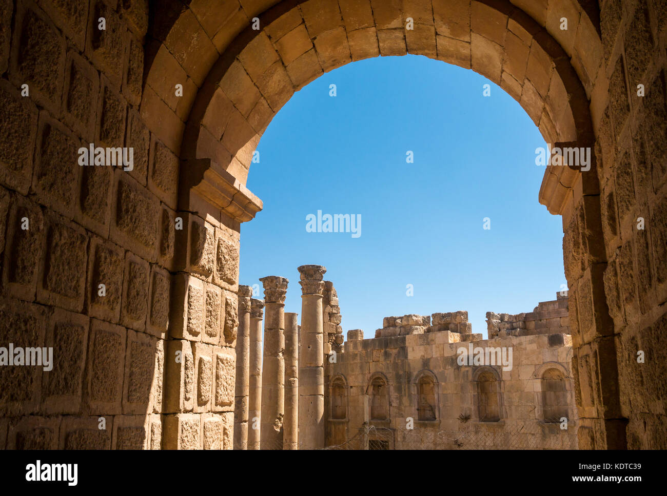 Guardando attraverso il passaruota Sud Teatro anfiteatro, città romana di Jerash, antica Gerasa, sito archeologico, nel nord della Giordania, Medio Oriente Foto Stock