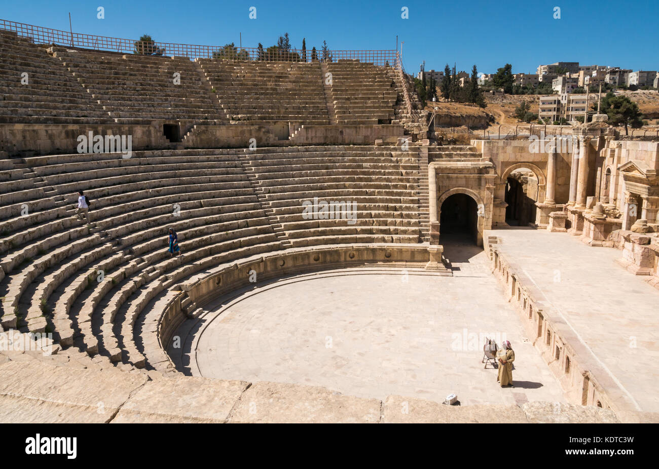 Posti a sedere nel sud anfiteatro teatro nella città romana di Jerash, antica Gerasa, sito archeologico, Giordania, il Medio Oriente e con il musicista arabo Foto Stock