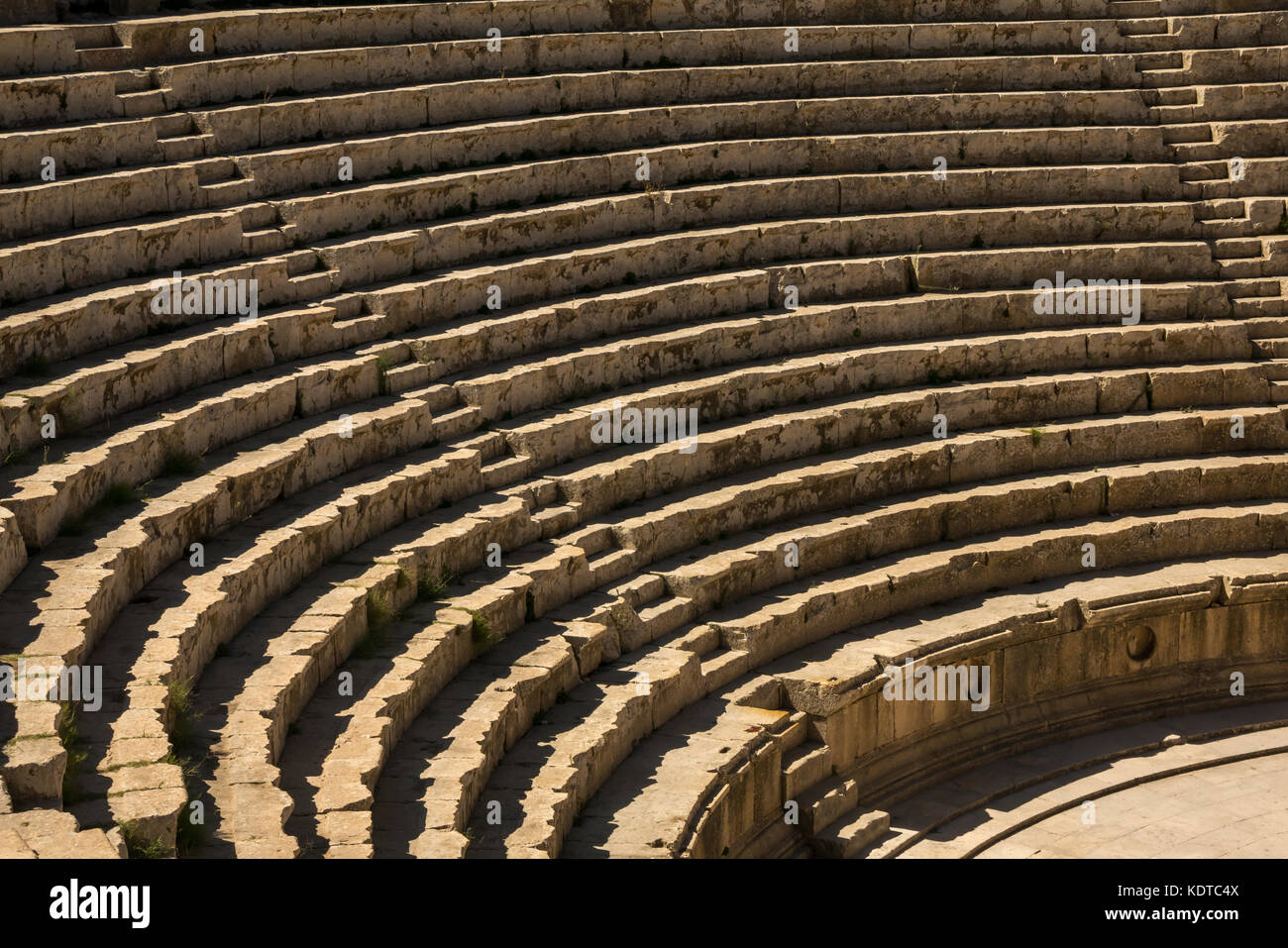 Close up di posti a sedere e passi nel Teatro sud anfiteatro, città romana di Jerash, antica Gerasa, sito archeologico, Giordania, Medio Oriente Foto Stock
