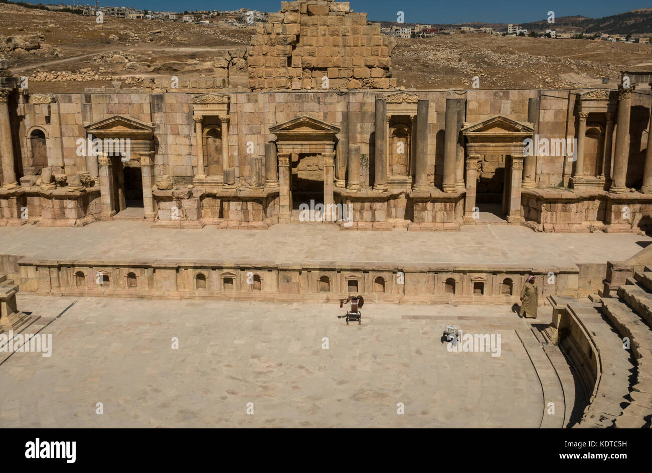 Tappa nel sud teatro anfiteatro, città romana di Jerash, antica Gerasa, sito archeologico, Giordania, Medio Oriente con uomo arabo in veste tradizionale Foto Stock