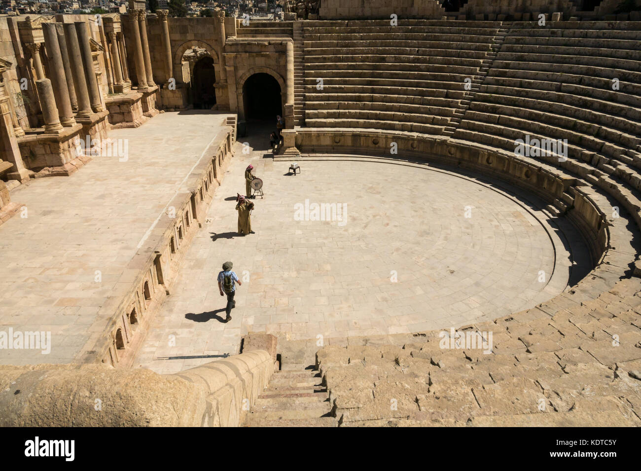 Tourist marciando per Baghèt e tamburo musica suonata da uomini Arabi, Sud Sud Teatro anfiteatro, città romana di Jerash, sito archeologico, Giordania Foto Stock