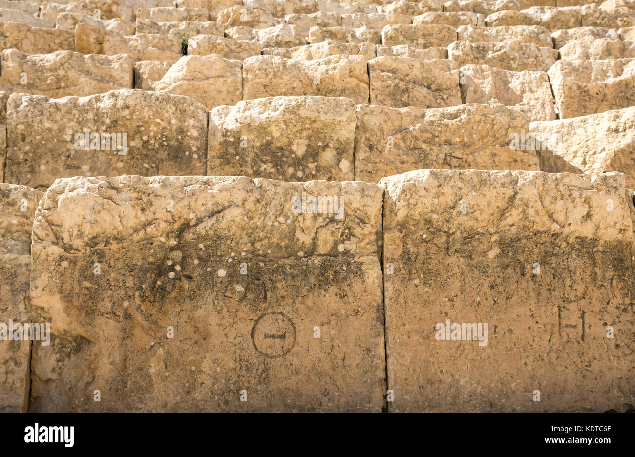 Lettere Greche theta e eta che denota la famiglia sedi nel sud del teatro, l'anfiteatro, la città romana di Jerash, sito archeologico, Giordania Medio Oriente Foto Stock