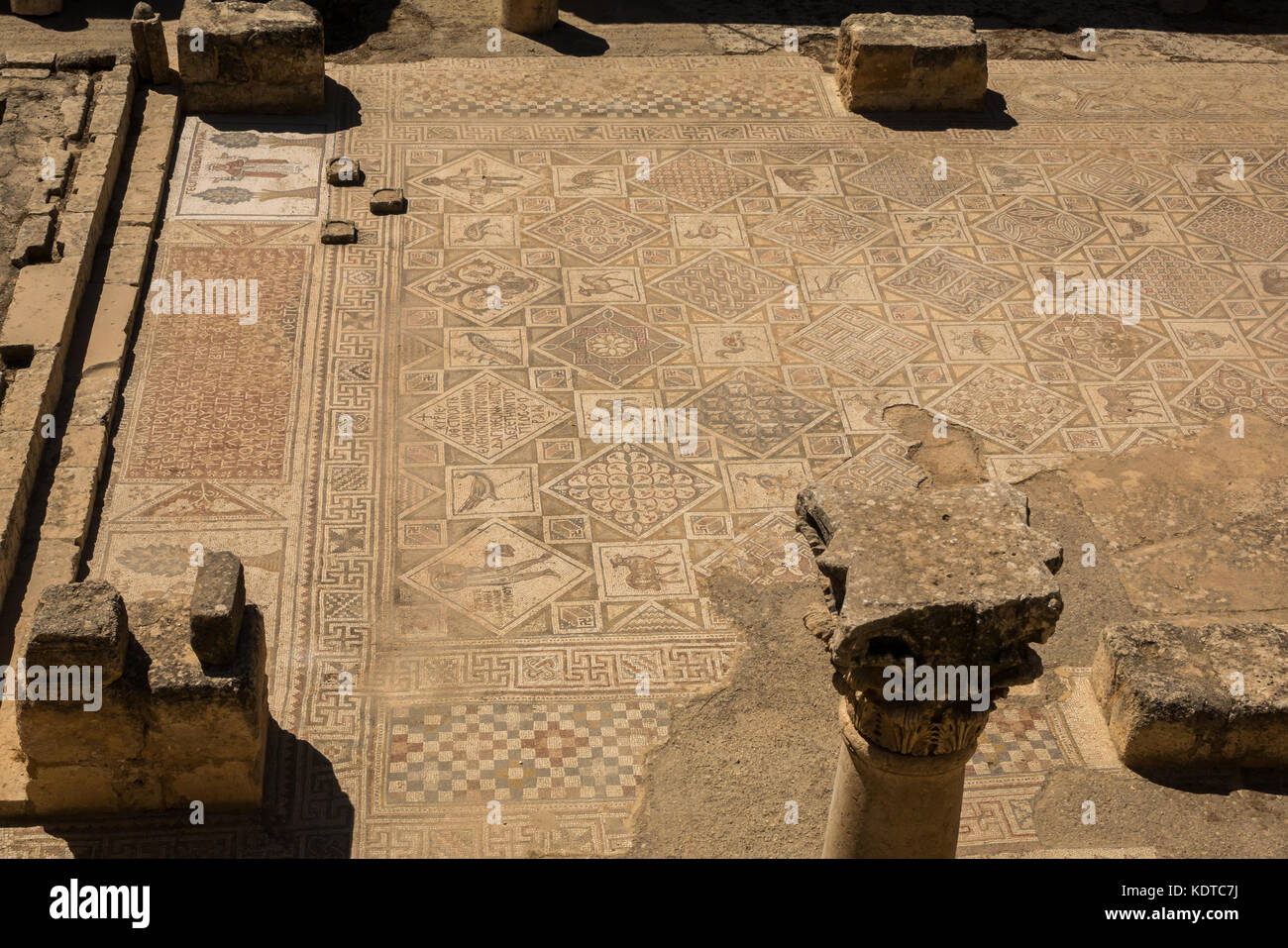 Pavimento bizantino mosaico nella chiesa dei Santi Cosma e Damiano, città romana di Jerash, antica Gerasa, sito archeologico nel nord della Giordania, Medio Oriente Foto Stock